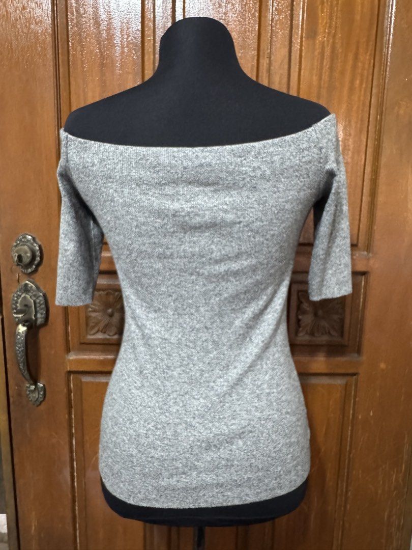 H&M Grey Off-Shoulder Ribbed Knit Top (Category: Blouses) located in Manila. Submitted by prelovedshopmnl (Listing ID 1463144901, Image 2). Description: - Grey off-shoulder top from H&M - Ribbed knit material - Three-quarter sleeves - Fitted silhouette - Perfect for dressing up or down - Easily pairs with skirts or jeans.