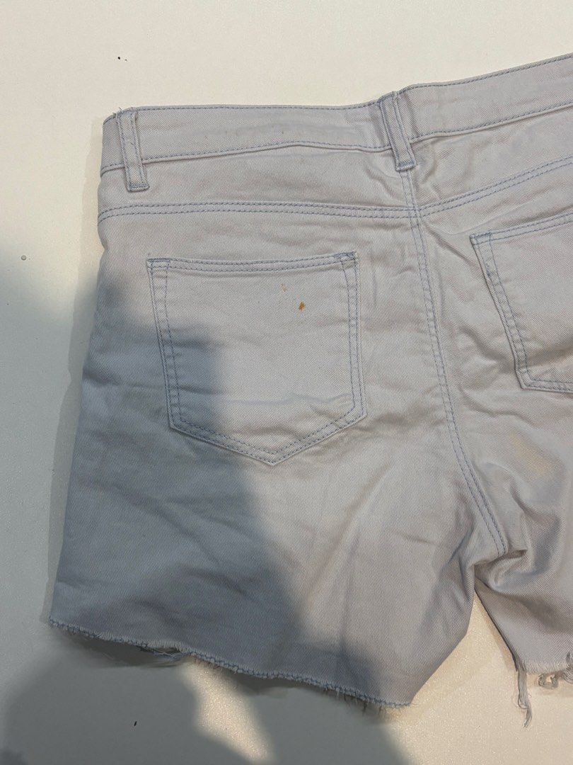 H&M Light Blue Denim Cut-Off Shorts (Category: Shorts) located in Bacoor. Submitted by paupauty (Listing ID 1463270822, Image 3). Description: - H&M Light Blue Denim Shorts - Frayed Hem Detail - Size: 4 US - Made in Bangladesh - Ideal for casual wear - Versatile: Pairs easily with any top - Flaw: Rust stain at back pocket .