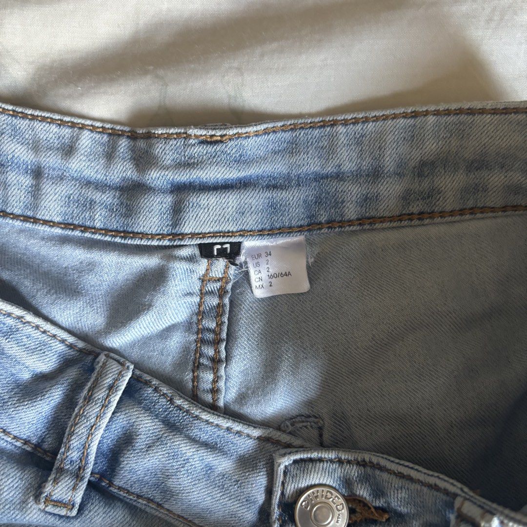 H&M Lightdenim Highwaist Short (Category: Shorts) located in Binan City. Submitted by mypreloved_haul (Listing ID 1463166077, Image 2). Description: Fits 24-25, length 14.