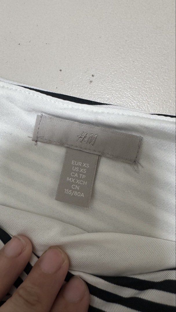 H&M One shoulder sleeveless top (Category: Others Tops) located in Muntinlupa City. Submitted by shop.me.11 (Listing ID 1463240475, Image 2). Description: Brand : H&M Size : XS.