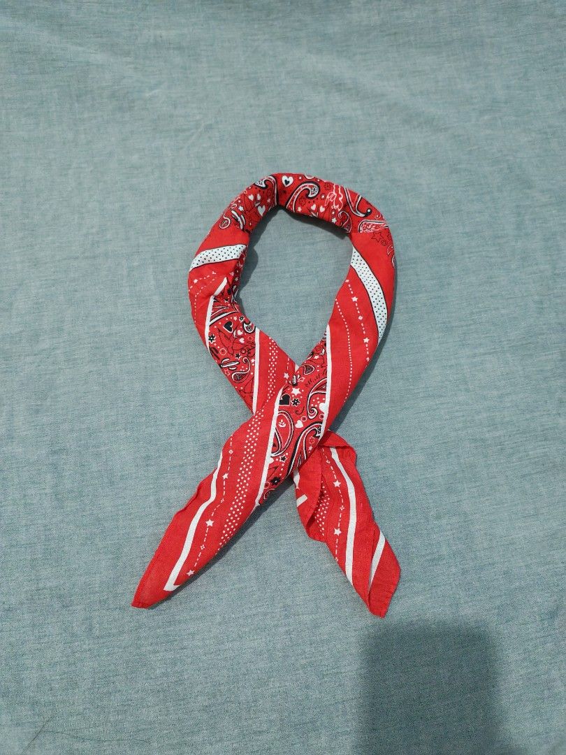 H&M paisley pattern bandana (Category: Handkerchief & Pocket Squares) located in Baguio. Submitted by used_clothing2600 (Listing ID 1463278045, Image 1). Description: H&M paisley pattern bandana excellent condition P 350.
