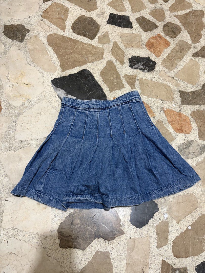 H&M pleated jean skirt (Category: Skirts) located in Marikina City. Submitted by mifthrifs (Listing ID 1463163926, Image 1). Description: rfs: decluttering - mop: gcash or gotyme - mod: lalamove / j&t - meetup: near marikina pasig station 📍marikina, lower antipolo proceeds will go to feeding stray cats and dogs ü!.