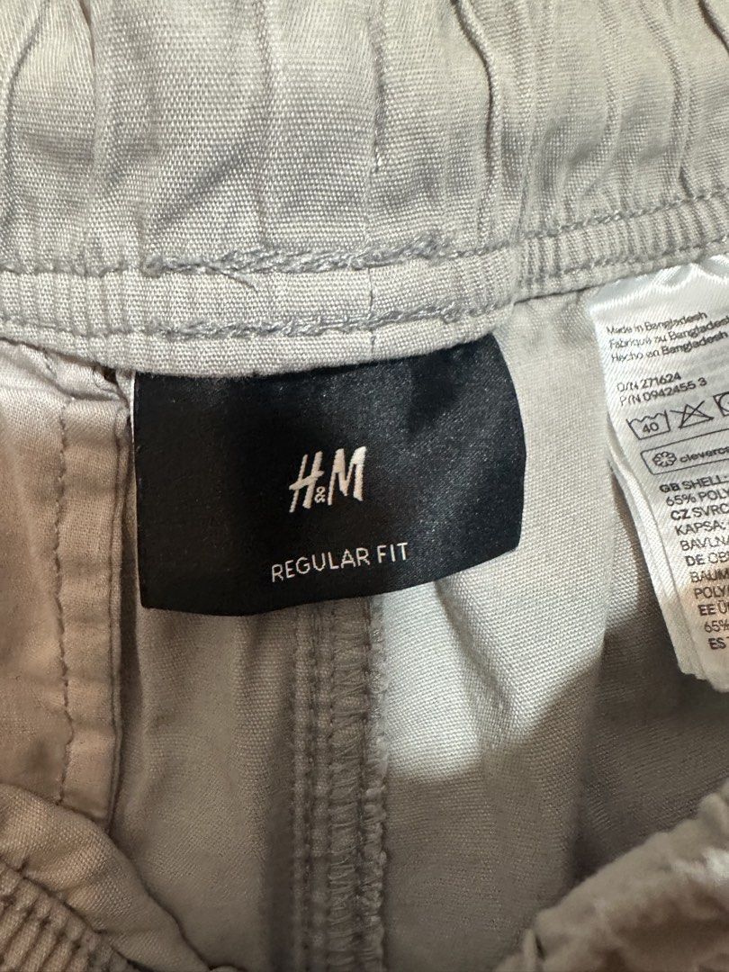 H&M Regular Fit Light Grey Shorts (Category: Shorts) located in Muntinlupa City. Submitted by el1b12345 (Listing ID 1463143022, Image 3). Description: - Brand: H&M - Color: Light Grey - Fit: Regular - Size: S - Features: Drawstring waist, front pockets, back pocket - Material: Cotton blend - Style: Casual wear - Good condition - mop: Gcash - mod: Lalamove/J&T.