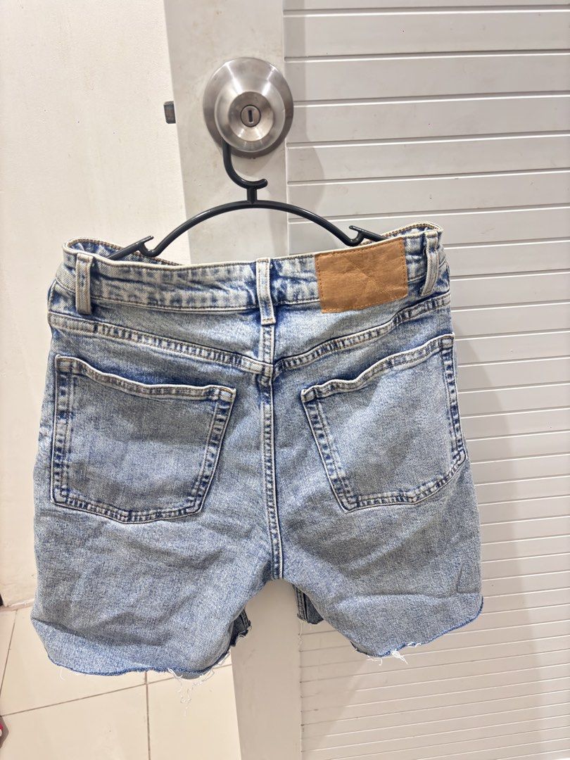 H&M short (Category: Shorts) located in Manila. Submitted by xoxo_tine (Listing ID 1463238676, Image 2). Description: .