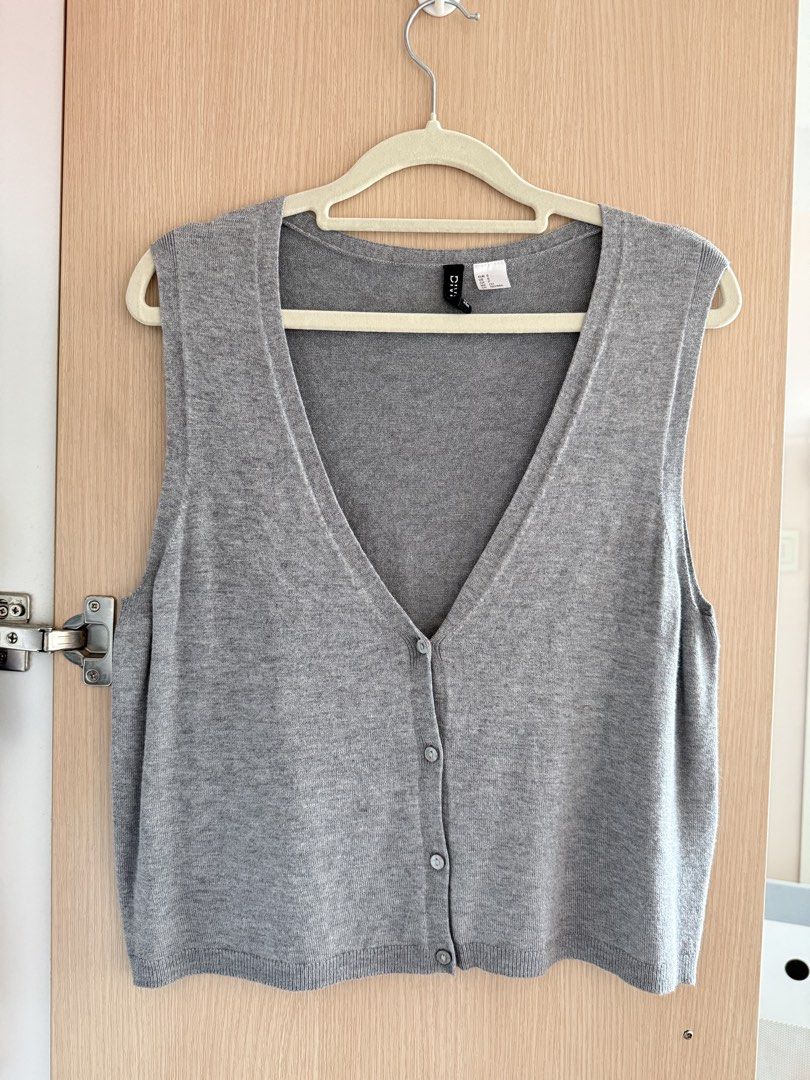 H&M Sleeveless Top (Category: Sleeveless) located in Quezon City. Submitted by mikadeclutters (Listing ID 1463142090, Image 1). Description: Size: Can fit Large Used once.