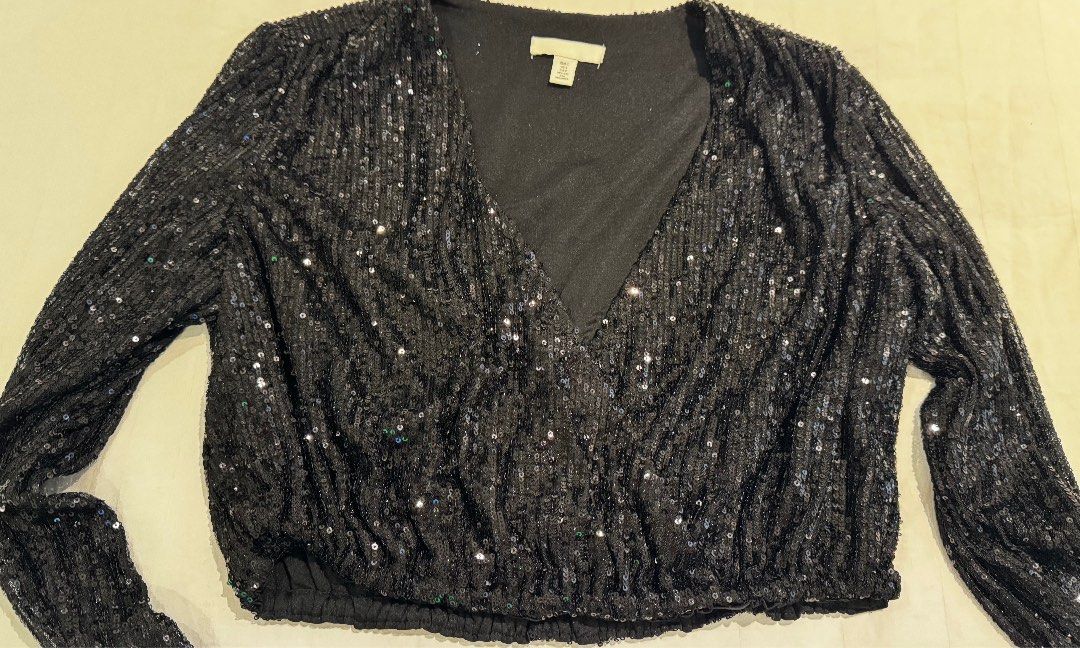 H&M sparkly cropped long sleeve (Category: Longsleeves) located in Muntinlupa City. Submitted by champange101 (Listing ID 1463249305, Image 1). Description: Pre loved! Size shown in photo. Pls do not ask for measurements 🙏🏼 No when worn photos. No discounts!! Selling LOW already! Item in VERY GOOD CONDITION! 🤩 Shipping to be arranged by buyer Item coming from Alabang Via grab or lalamove (or any same day delivery service) only 💗.