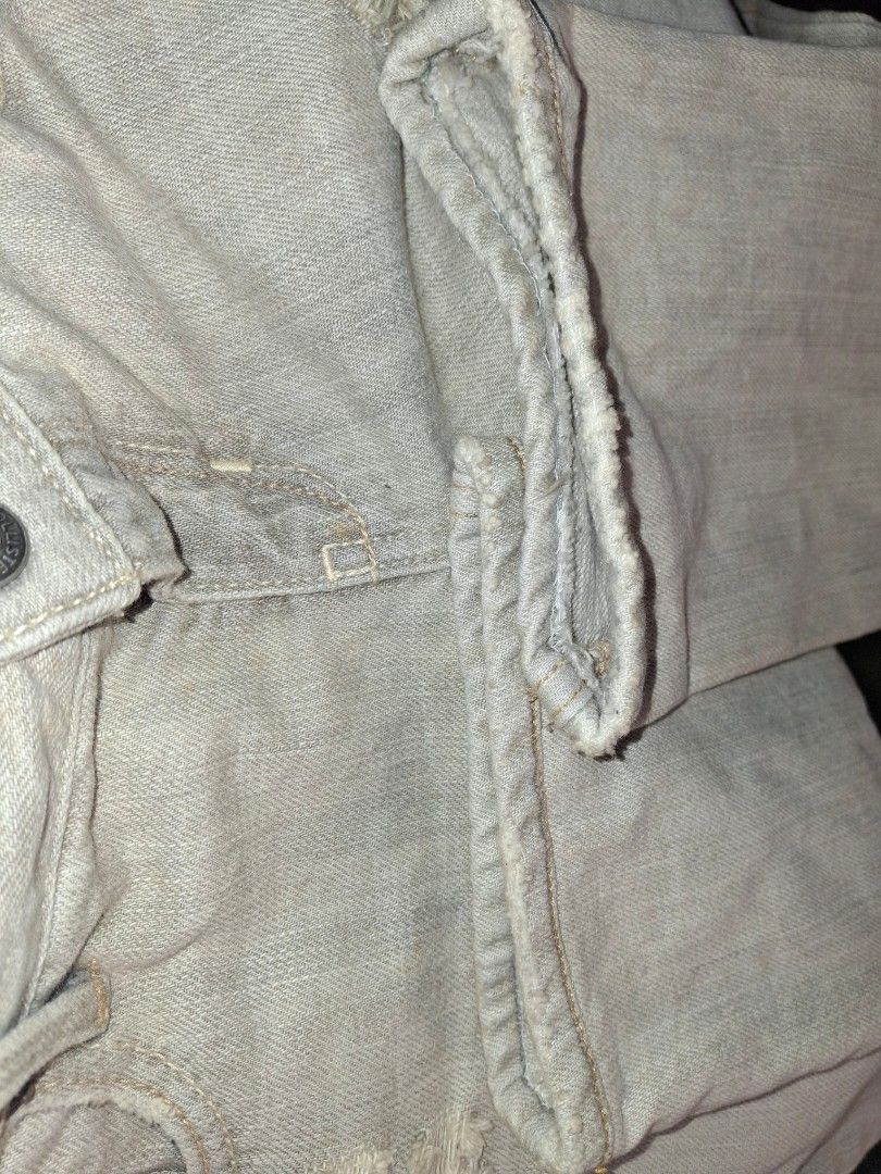 Hollister Jeans (Category: Jeans) located in Cavite. Submitted by adynnej.various.items (Listing ID 1463188827, Image 3). Description: *light-washed, distressed Hollister denim jeans featuring prominent ripped details on the front thighs. Medida size; W: 32 L: 38 Color Rate:9/10.