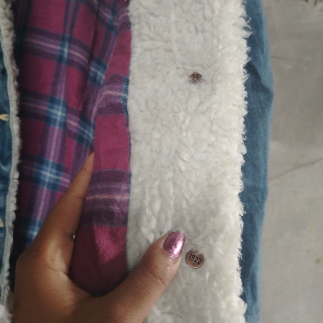 Hollister Sherpa lined denim (Category: Coats, Jackets and Outerwear) located in Manila. Submitted by wildfairylyn (Listing ID 1463157258, Image 3). Description: 9/10 condition paunahan na lng po.