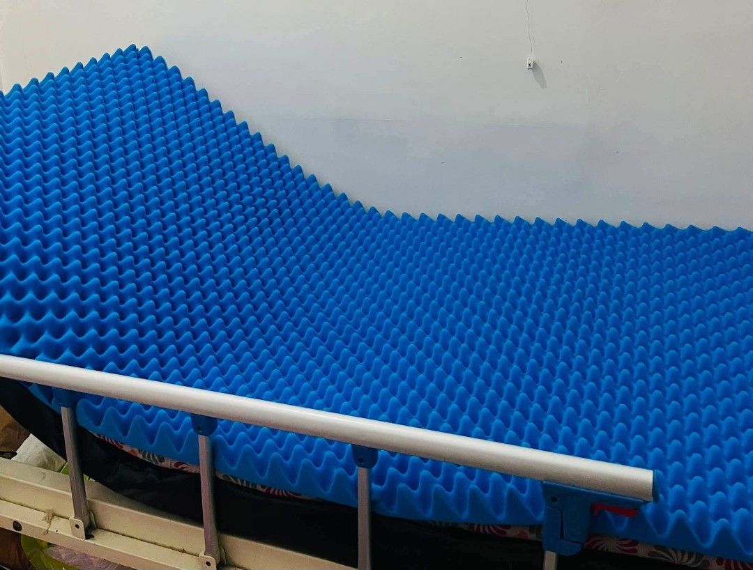 hospital bed (Category: Medical Supplies & Tools) located in Mandaluyong City. Submitted by quickmountain.780662 (Listing ID 1463233545, Image 1). Description: 2 cranks hosp bed adjustable bed with foam ( not anti bedsore matress) no issue .