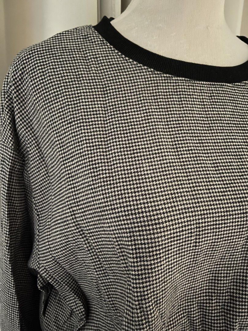 houndstooth print semi crop (Category: Blouses) located in Cainta. Submitted by zlove111 (Listing ID 1463175891, Image 2). Description: - Houndstooth print top - Brand: SEASON REASON by Lin & Red - Long sleeves with elasticated cuffs - Elasticated hemline - Crew neck with black trim - Versatile for casual or smart-casual styling - Pairs well with jeans or skirts MED-large .