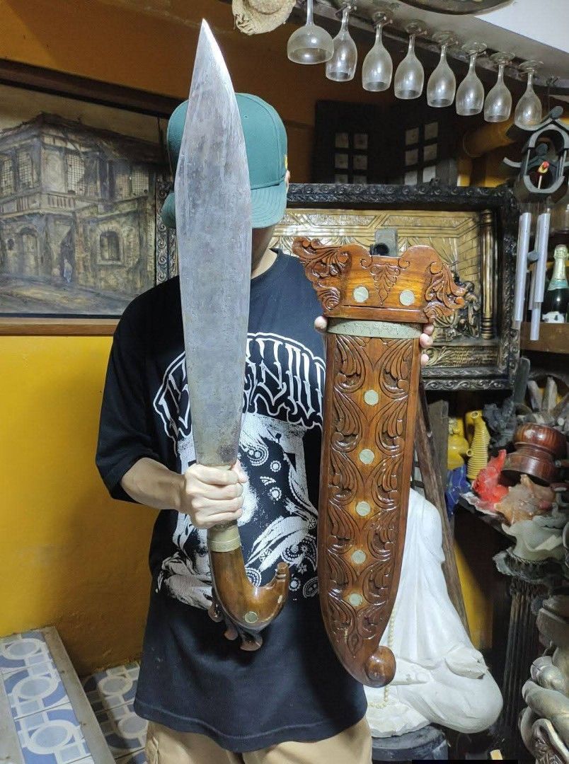 Huge Barong Blade Collectible (Category: Religious Items) located in Mandaluyong City. Submitted by theforgottentreasures (Listing ID 1463322109, Image 2). Description: 26k pesos!!! 📌 Vintage Barong Mindanao Collectible 34 inches Intricate Carving Thick, heavy and Sturdy what you see is what you get.
