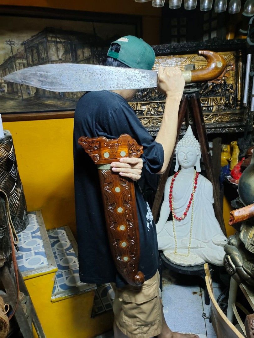 Huge Barong Blade Collectible (Category: Religious Items) located in Mandaluyong City. Submitted by theforgottentreasures (Listing ID 1463322109, Image 3). Description: 26k pesos!!! 📌 Vintage Barong Mindanao Collectible 34 inches Intricate Carving Thick, heavy and Sturdy what you see is what you get.