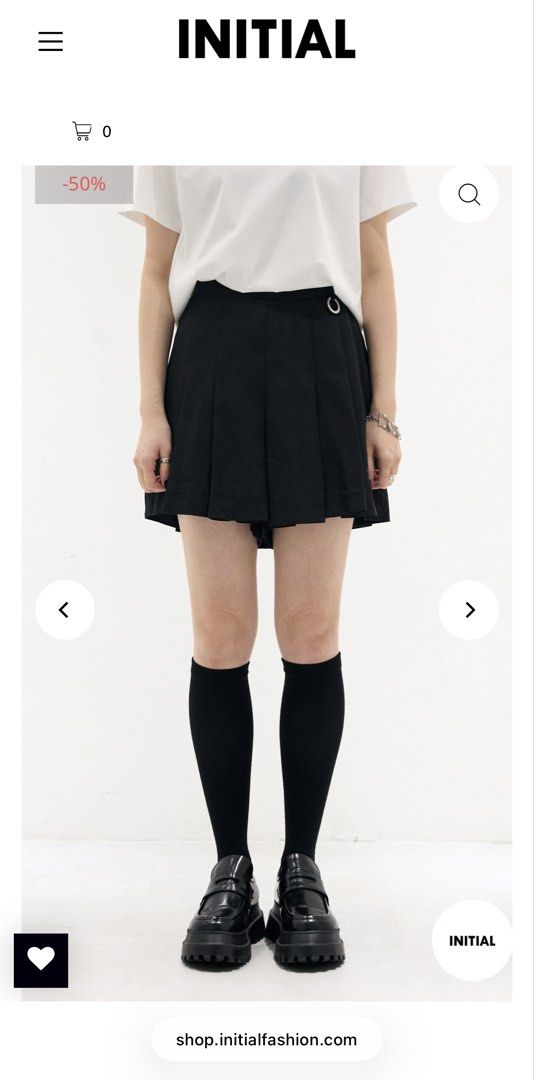 Initial Pleated Skort （分類：短褲）位於 Hong Kong。 由 lologood 提交（商品編號 1463252853，圖片 1）。簡介： Size 3 腰圍26-30腰（後面有橡筋） 全新有牌（閒置清出，現時online半價，原價$1380）包SF櫃（爽快可小議）不面交。