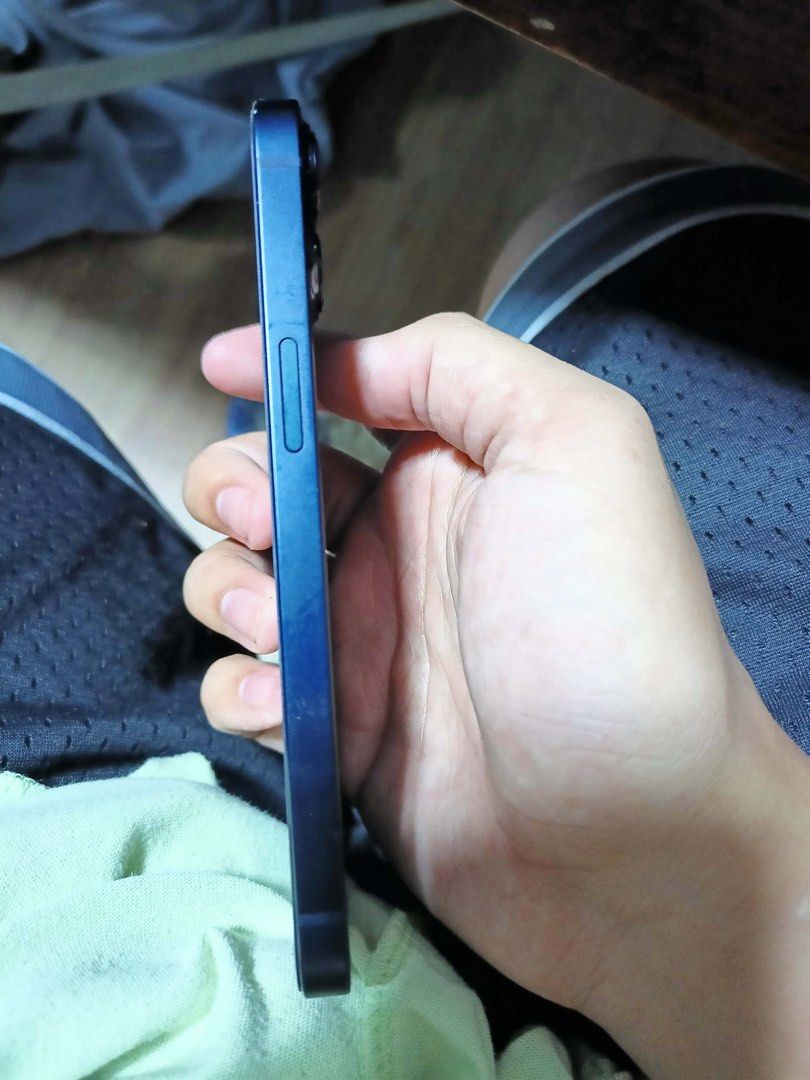 Iphone 13 (Category: iPhone 13 Series) located in Manila. Submitted by yoboi.jay (Listing ID 1463308081, Image 2). Description: Iphone 13, Midnight Blue 128GB Bh:81 (original) makunat as usual since original SMARTLOCKED Issue: pambansang issue paint chip takte na yan. All working FACE ID, BACK TAP, and smooth for gaming and photos IOS: 26.5.2 WALA PANG NAPAPALITAN NA PARTS!.