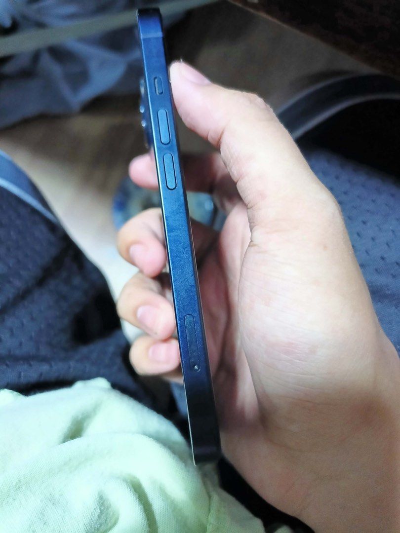 Iphone 13 (Category: iPhone 13 Series) located in Manila. Submitted by yoboi.jay (Listing ID 1463308081, Image 3). Description: Iphone 13, Midnight Blue 128GB Bh:81 (original) makunat as usual since original SMARTLOCKED Issue: pambansang issue paint chip takte na yan. All working FACE ID, BACK TAP, and smooth for gaming and photos IOS: 26.5.2 WALA PANG NAPAPALITAN NA PARTS!.