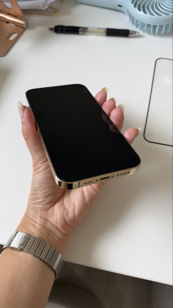 iPhone 13 Pro Gold 512gb 100% normal （分類：iPhone 13 系列）位於 Hong Kong。 由 lindyisgood 提交（商品編號 1463168547，圖片 3）。簡介： Selling my iPhone 13 Pro in Gold 512gb . Screen little flaw as picture showed. Looks perfect with screen protector stick. Comes with original box and lightning charger. Selling because I upgraded. Message me for fast trade. iPhone 13 Pro 金色 512gb 有原盒 同線 mon 少少花 貼咗Mon貼之後睇唔到 100%狀況完好 。