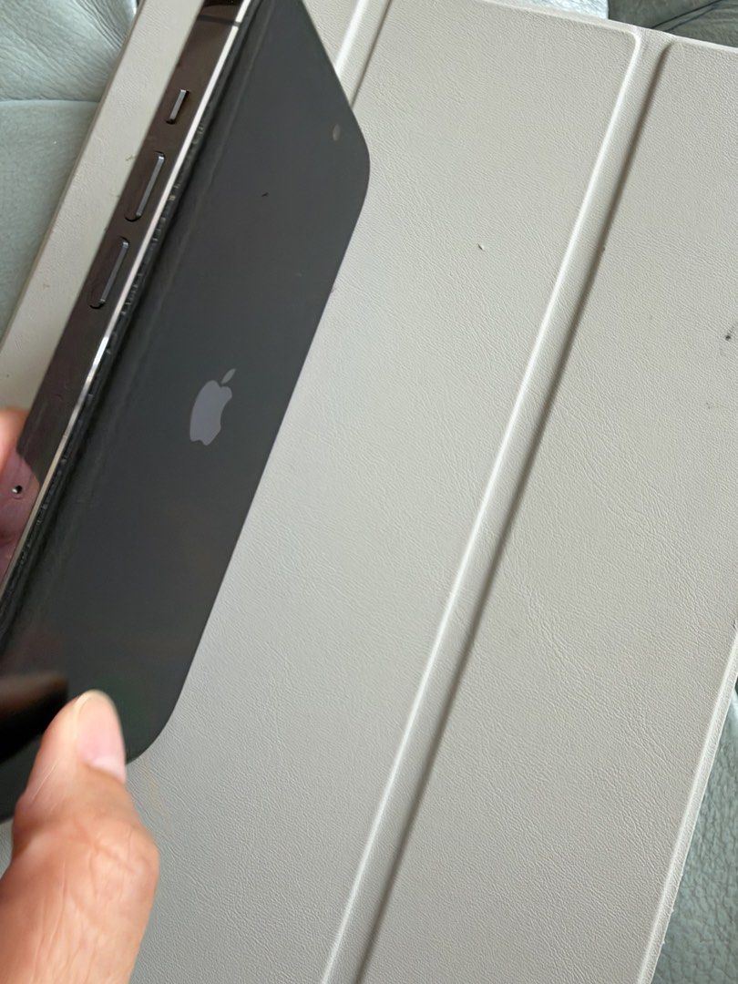 iPhone 14 Pro 512g b （分類：iPhone 14 系列）位於 Hong Kong。 由 wild_star_star 提交（商品編號 1463174080，圖片 3）。簡介： 正常使用 電池健康 73% 外表95%新，側邊有少少花，可以見到相片 送兩個全新Mon貼 。