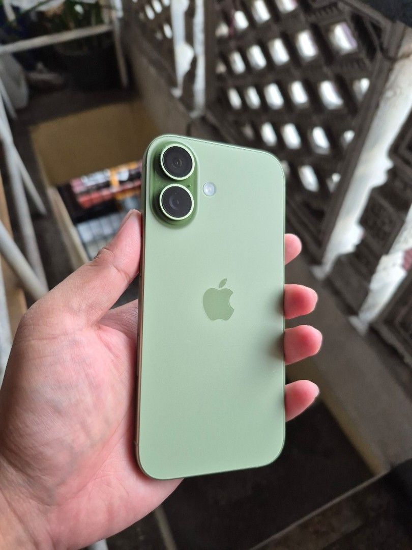 iPhone 17 256gb Sage Green (Category: iPhone 17 Series) located in Quezon City. Submitted by lois_s3 (Listing ID 1463119315, Image 3). Description: Bought from Apple Flagship Store nung last June lang. Rfs: upgrade..