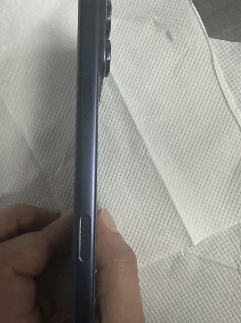 iPhone 17 Pro Max256g （分類：其他）位於 Hong Kong。 由 wai5320 提交（商品編號 1463175455，圖片 3）。簡介： iPhone 17 ProMax 深藍色機身。機身有劃痕有細節圖有盒&訂單紀錄有意請pm。