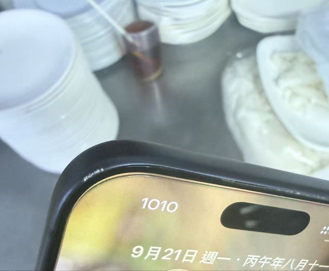 iPhone 17 Pro Max256g （分類：其他）位於 Hong Kong。 由 wai5320 提交（商品編號 1463175455，圖片 2）。簡介： iPhone 17 ProMax 深藍色機身。機身有劃痕有細節圖有盒&訂單紀錄有意請pm。