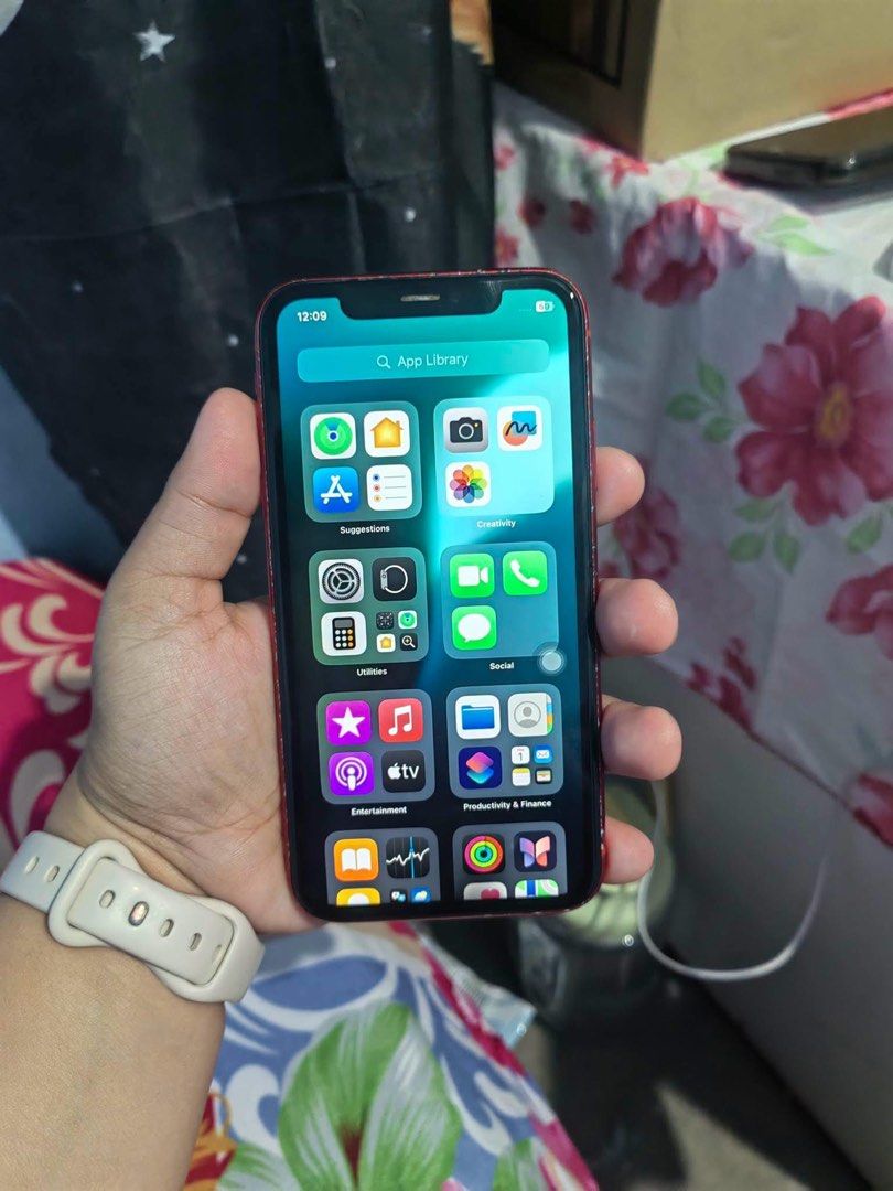 iphone xr 128gb (Category: Other Gadgets) located in Manila. Submitted by royal.cristine (Listing ID 1463269455, Image 1). Description: iphone xr 128gb globe/tm 100%batthealth malinaw both camera working truetone 18 ios version no front camera may shadow sa baba di nakakaapekto !.