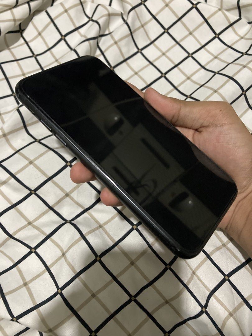 Iphone xr (Category: iPhone X Series) located in Manila. Submitted by dextee2805197 (Listing ID 1463139196, Image 2). Description: 64gb no issue all working 70batt health.