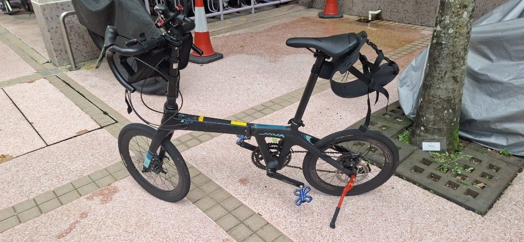 JAVA Aria摺車 （分類：單車）位於 Hong Kong。 由 orangejkk 提交（商品編號 1463217755，圖片 2）。簡介： JAVA Aria摺車，碳纖維車架，有碟剎，20吋改咗彎把，不連配件，可大埔睇車。我拆了手把的帶，我會送pack新既比你自己包：）。