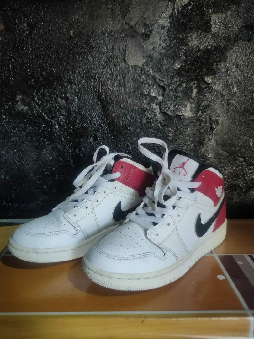 Jordan 1 white red colorway (Category: Sneakers) located in Vinzons. Submitted by khasanche43622 (Listing ID 1463264536, Image 1). Description: Size 5 men's us youth No sole sep With minimal heel drag.