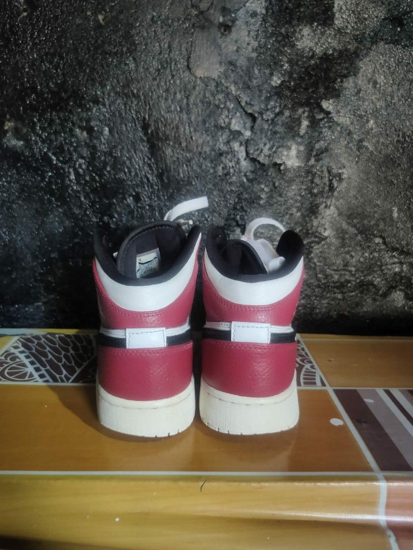 Jordan 1 white red colorway (Category: Sneakers) located in Vinzons. Submitted by khasanche43622 (Listing ID 1463264536, Image 2). Description: Size 5 men's us youth No sole sep With minimal heel drag.