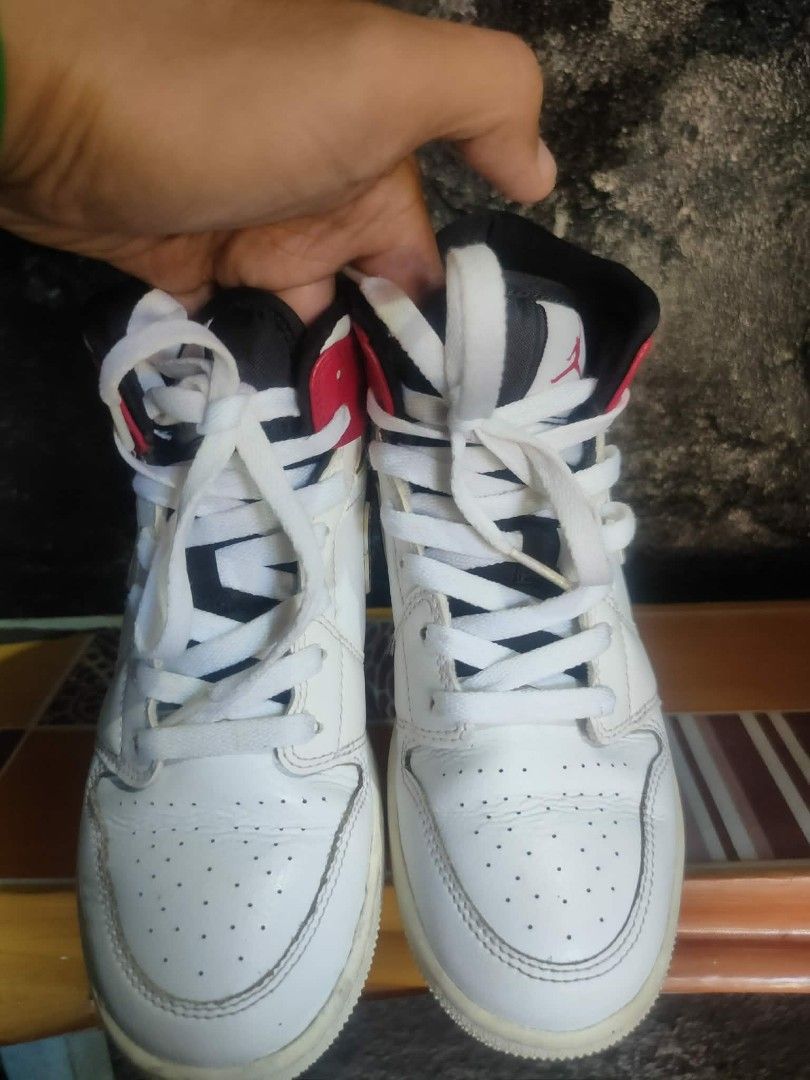 Jordan 1 white red colorway (Category: Sneakers) located in Vinzons. Submitted by khasanche43622 (Listing ID 1463264536, Image 3). Description: Size 5 men's us youth No sole sep With minimal heel drag.