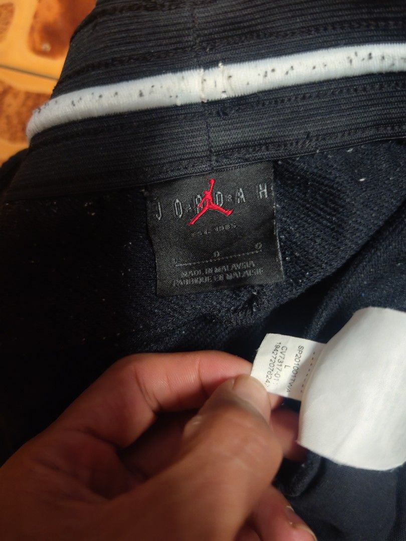 Jordan diamond (Category: Shorts) located in Santa Cruz. Submitted by ukayhuntworldwide (Listing ID 1463179750, Image 3). Description: Xl on tag Dimes 30 to 36 waistline 21 length.