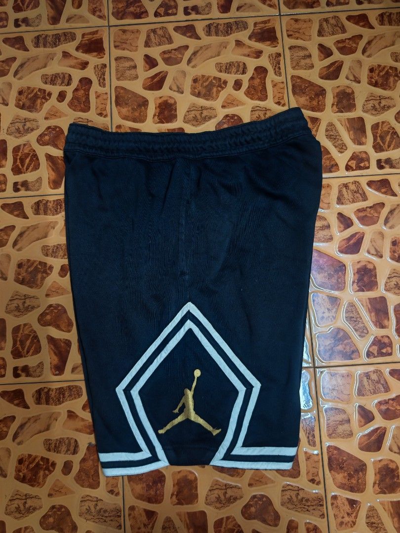 Jordan diamond (Category: Shorts) located in Santa Cruz. Submitted by ukayhuntworldwide (Listing ID 1463179750, Image 1). Description: Xl on tag Dimes 30 to 36 waistline 21 length.
