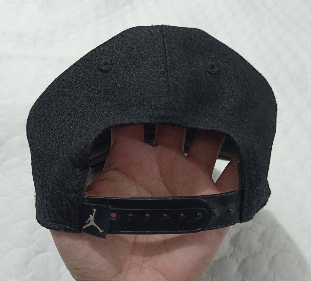 Jordan Jumpman Snapback Cap Black Elephant Skin (Category: Caps & Hats) located in Pasig City. Submitted by joaquin_1207 (Listing ID 1463281068, Image 2). Description: - Black Jordan snapback cap - Features iconic Jumpman logo on the front - Textured material for a premium feel - Adjustable strap at the back for a customized fit - Ideal for any fan of Michael Jordan and the Jordan brand.