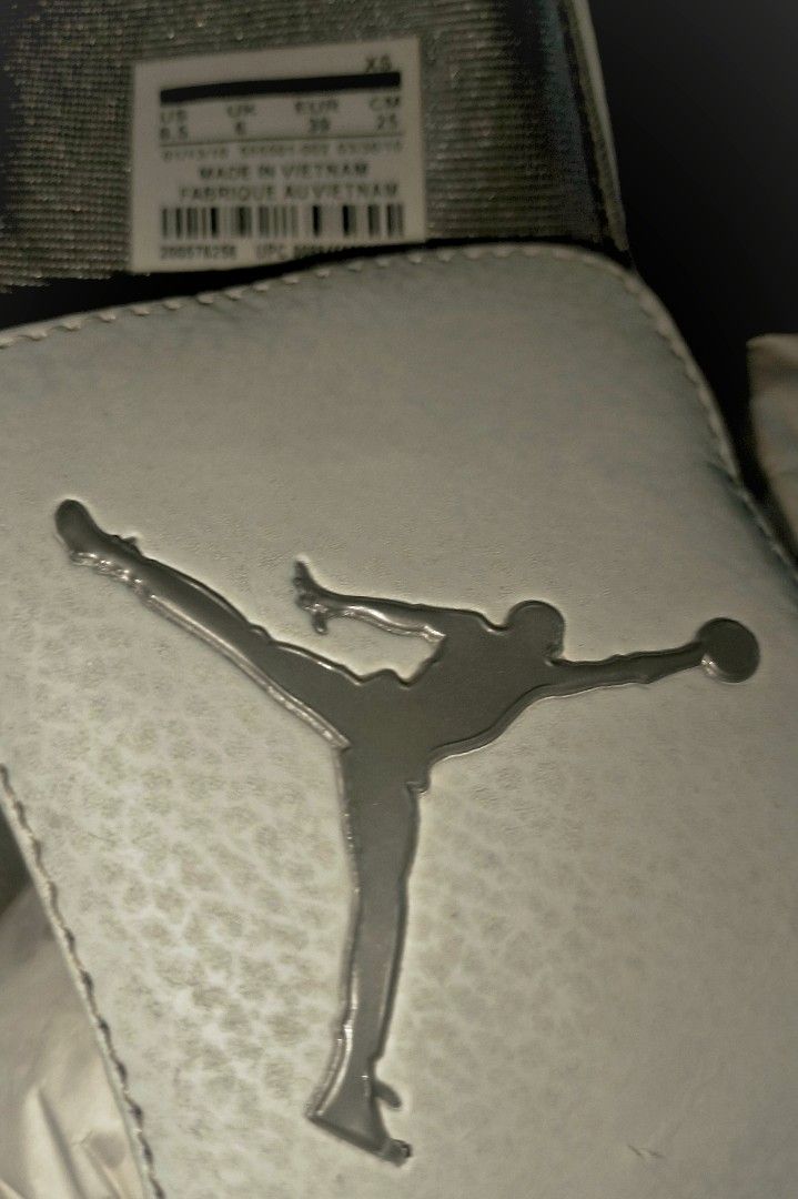 Jordan Slides (Category: Slippers and slides) located in Rizal. Submitted by youngwolf-5f02 (Listing ID 1463174558, Image 2). Description: - White Jordan slides, US size 6.5 - Black Michael Jordan #23 jersey - Ideal set for any Jordan enthusiast.