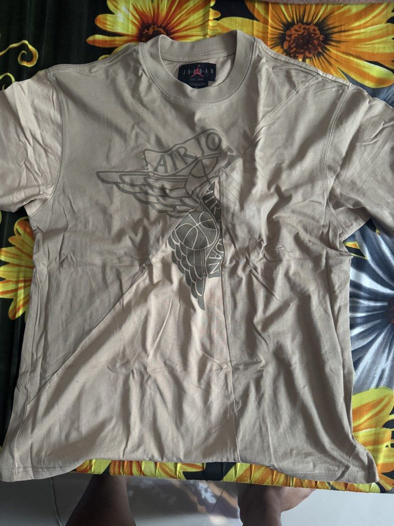 Jordan t shirt (Category: Tshirts & Polo Shirts ) located in Manila. Submitted by congratszzzzzzzz (Listing ID 1463295147, Image 1). Description: Good Condition pa po di na nagagamit. Nagbabawas na po ng damit madami na masyado. Size large to XL Walang akong panukat kaya wag na magtanong po kung anong dimension. 450 + shipping fee lalamove o jnt .