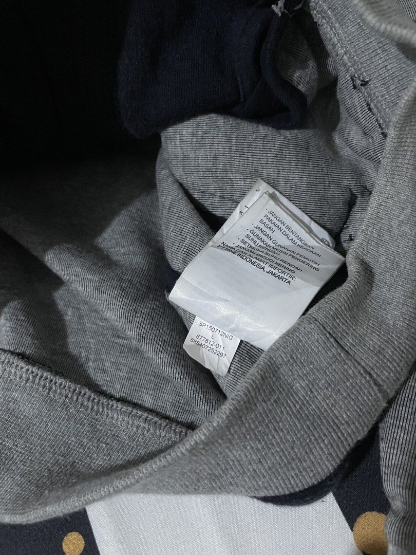 Jordan Varsity (Category: Coats, Jackets and Outerwear) located in Valenzuela. Submitted by nk_thriftshop (Listing ID 1463219398, Image 3). Description: Dimes: 22x25 Issue: Sleeve lints 1 scratch Condition: 9/10 Color Rate: 9/10 .