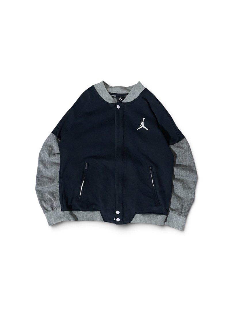 Jordan Varsity (Category: Coats, Jackets and Outerwear) located in Valenzuela. Submitted by nk_thriftshop (Listing ID 1463219398, Image 1). Description: Dimes: 22x25 Issue: Sleeve lints 1 scratch Condition: 9/10 Color Rate: 9/10 .