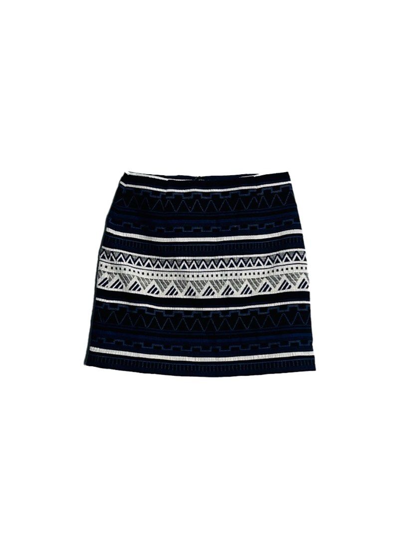 KENNETH LADY (Category: Skirts) located in Davao. Submitted by sart0ria85 (Listing ID 1463266371, Image 1). Description: A white and dark blue tribal prints mini skirt. POLYESTER/ACRYL AND URETHANE combo. MADE IN KOREA 🇰🇷 MEDIUM. Size 6 EXCELLENT CONDITION (95/100).