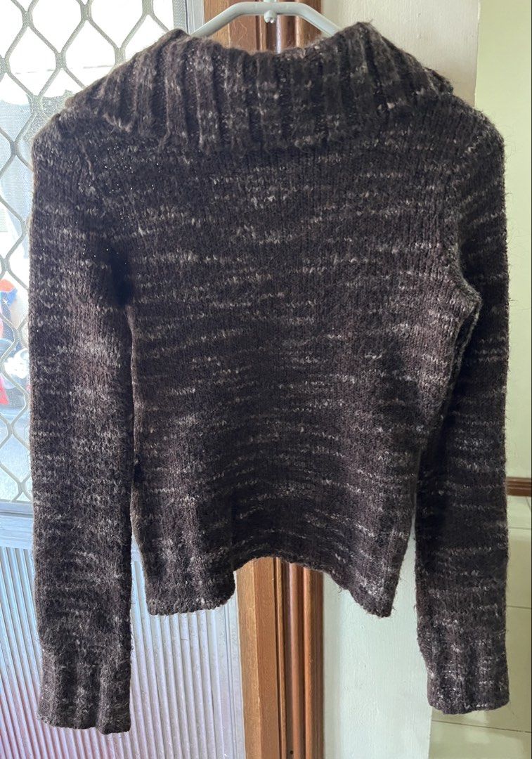 Knitted long s (Category: Longsleeves) located in Bacoor. Submitted by ayit. (Listing ID 1463163041, Image 2). Description: - personal japan gling Knitted long sleeve top - Marled brown color - Size S (fits UK 8 / US 4) - Features a stylish collar and button details - Condition: good - Perfect for casual wear - Meetup available in Bacoor, Cavite.