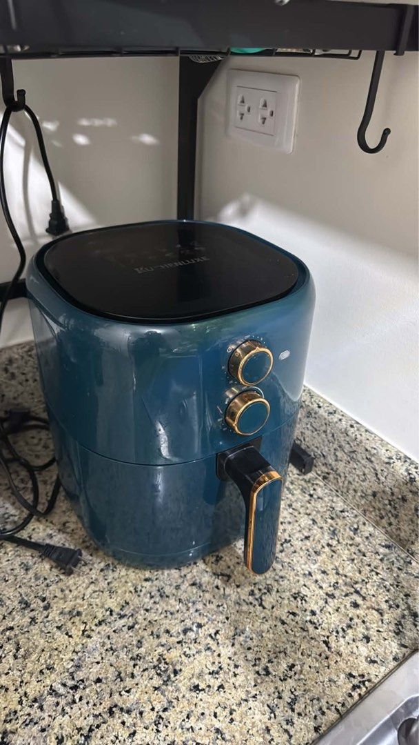 KUCHENLUXE 4.5L Airfryer (Category: Fryers) located in Pasig City. Submitted by thedailywearph (Listing ID 1463228530, Image 1). Description: AIRFRYER BIG for sale. Working 100% fine comes with free ANKO reuseable silicone tray for easier cleaning and use of your airfryer. RFS: Upgraded to a new model. Only used for 6 months.