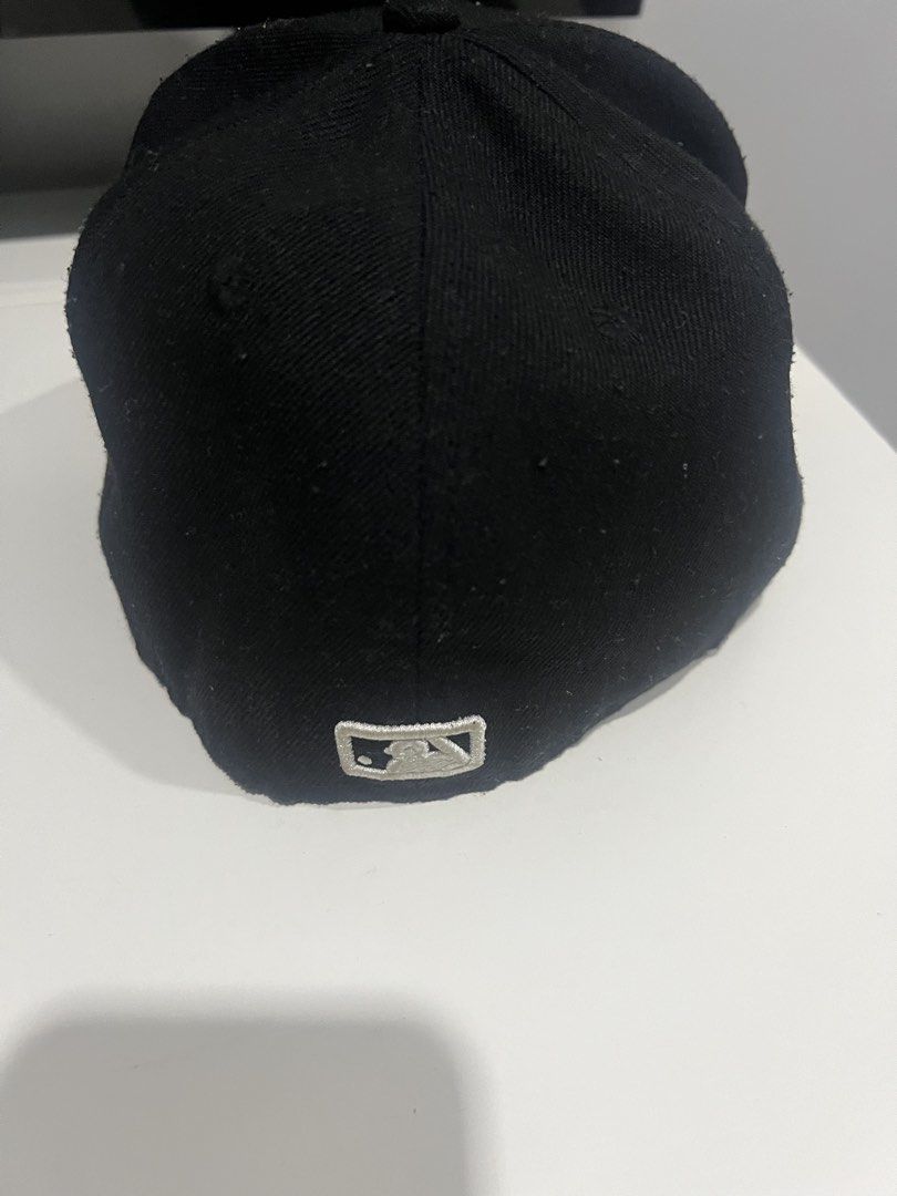 LA Dodgers Fitted Cap (Size 57.7 cm) (Category: Caps & Hats) located in San Juan City. Submitted by wokejeiskdiwpse (Listing ID 1463234365, Image 2). Description: LA Dodgers MLB Fitted Cap (Black, 57.7 cm).