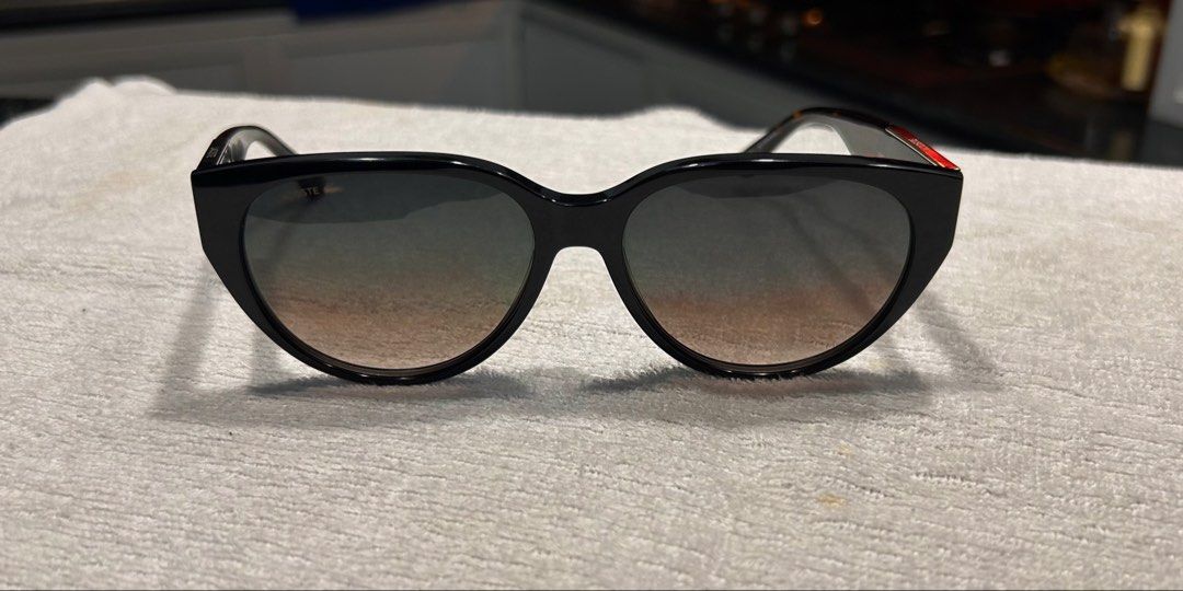 Lacoste Cat eye L (Category: Sunglasses & Eyewear) located in Quezon City. Submitted by jaypee.abergas (Listing ID 1463185601, Image 1). Description: Lacoste Cat Eye Sunglasses Seldom used 2k .