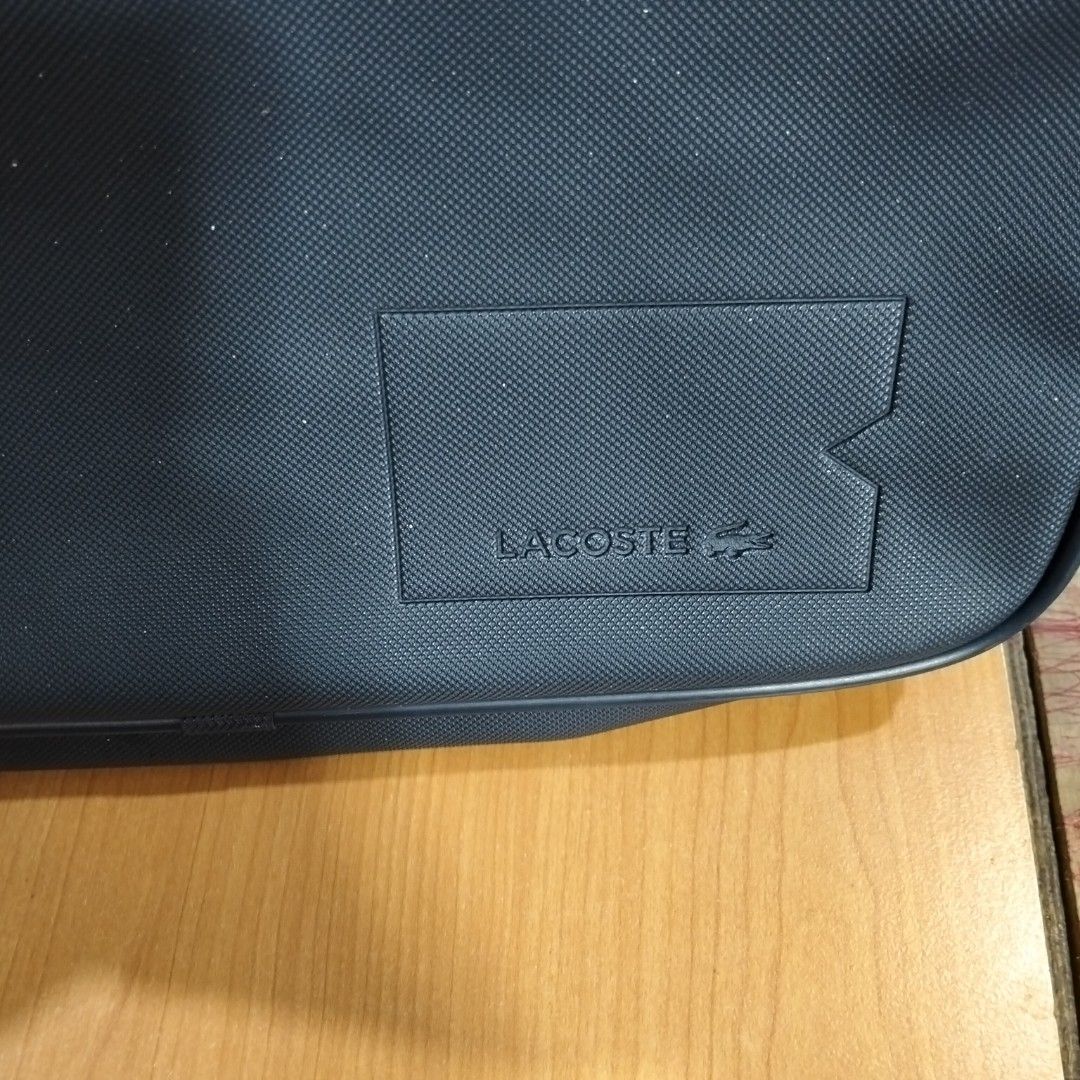 Lacoste Crossbody (Category: Cross-body Bags) located in El Salvador. Submitted by francheskaukayukay (Listing ID 1463194893, Image 2). Description: .