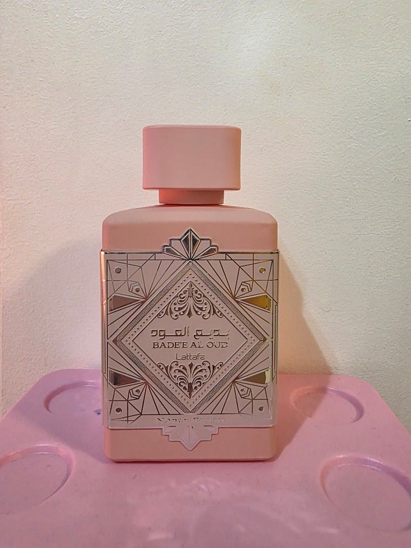 Lattafa Noble Blush Bade Al Oud Perfume (Category: Fragrance & Deodorants) located in Quezon City. Submitted by saiderr (Listing ID 1463239823, Image 2). Description: Almost New! Missing 5 sprays only!! ✅Lattafa Noble Blush Bade Al Oud Perfume ✅ Scent Profile: Sweet, powdery, almond, vanilla, musky, woody, nutty, and fruity accords ✅Packaging: Comes in its original pink box RFS: Decluttering. I prefer another perfume Notes: Seller to shoulder cou