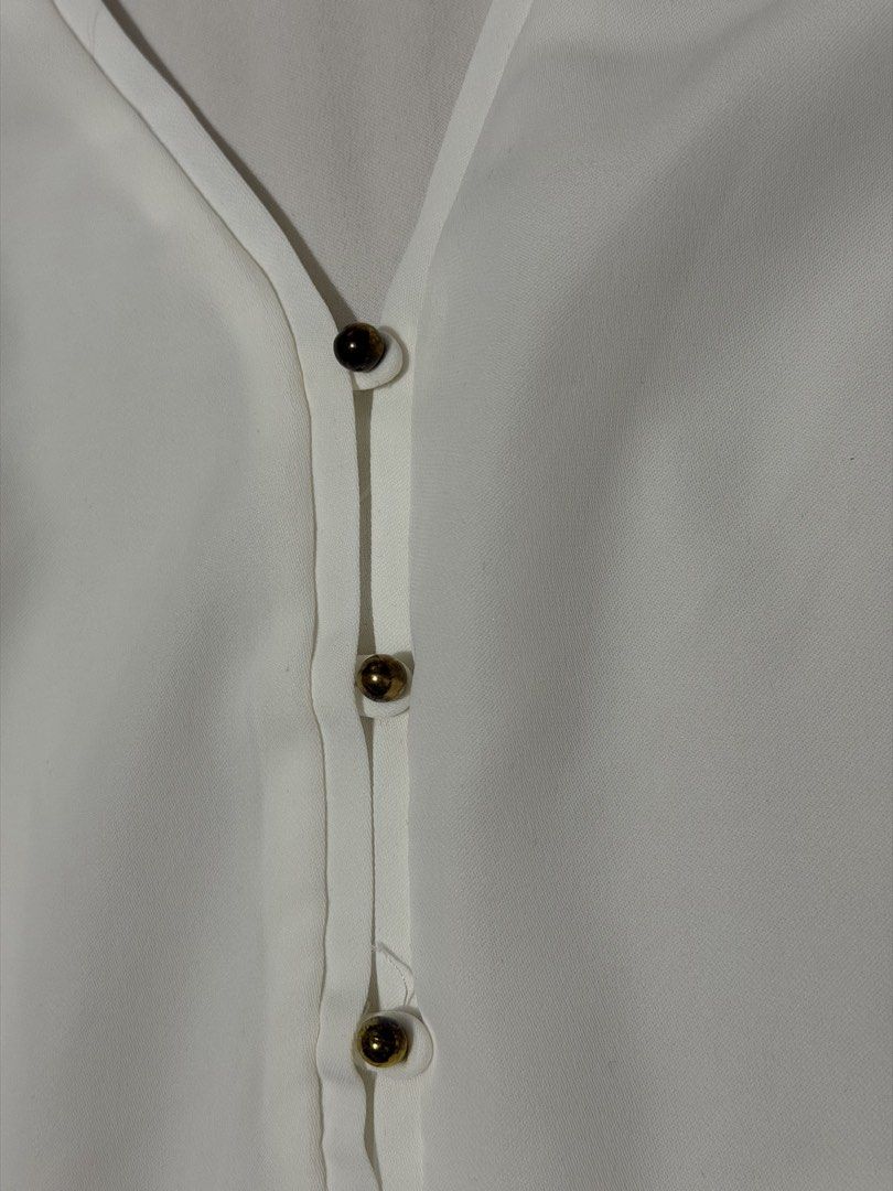 Lauren Conrad Top size Small (Category: Blouses) located in Cebu City. Submitted by sultrychicmary (Listing ID 1463310488, Image 2). Description: Ecru color.