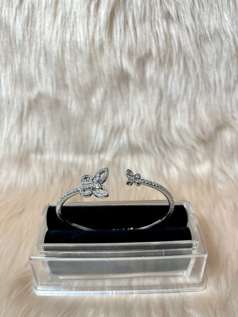 Laurence Graff Butterfly Silhouette (Category: Bracelets) located in Paranaque City. Submitted by xxrng (Listing ID 1463245035, Image 1). Description: Laurence Graff Butterfly Silhouette Open Diamond Bangle 16cm 2,400 18k gold plated Stainless steel Zirconia stones.
