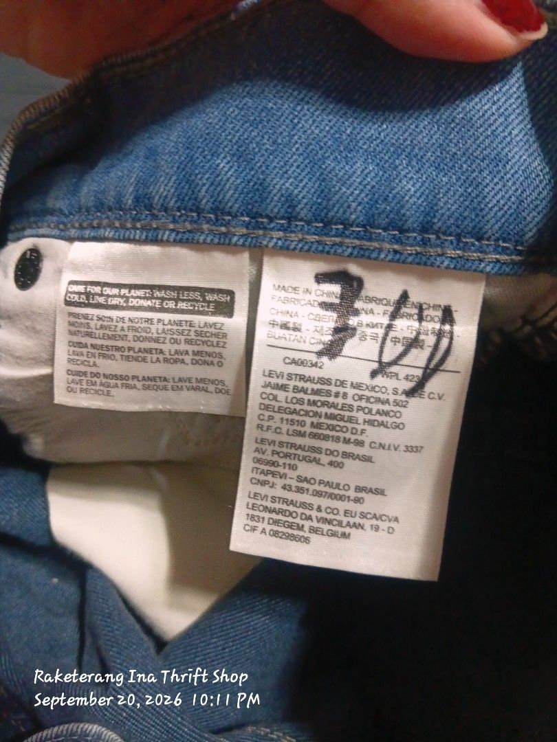Lebays 513 Slim Straight Not Stretch (Category: Jeans) located in Valenzuela. Submitted by AnahThrift (Listing ID 1463228136, Image 2). Description: - Authentic Lebays 513 Slim Straight Not Stretch - Classic Blue Wash - Tag Size: 30x32 - Handwritten Note: 30-32 Waist x 38x7.5 Length - Made in China - Ideal for Everyday Wear.