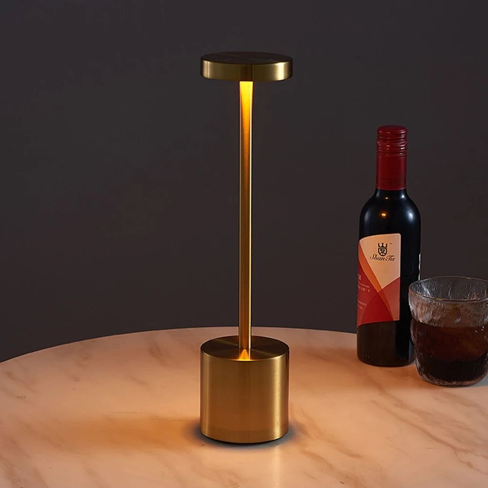 LED Table Lamp Hotel Wireless Rechargeable Desk Lamp Touch Switch Table Lamp Metal Retrolight for Bedroom Living Room Restaurant （分類：燈飾）位於 Hong Kong。 由 flavioduka55511 提交（商品編號 1463143553，圖片 3）。簡介： Is Smart Device:no Luminous Flux:249-2000 High-concerned chemical:none Plug Type:None Frame Color:black Is Include PCBA:Y Nominal Voltage:5V Body Color:black Warranty:1 Is Batteries Included:Yes Shade Direction:up Finish:Polished Steel Is Bulbs Included