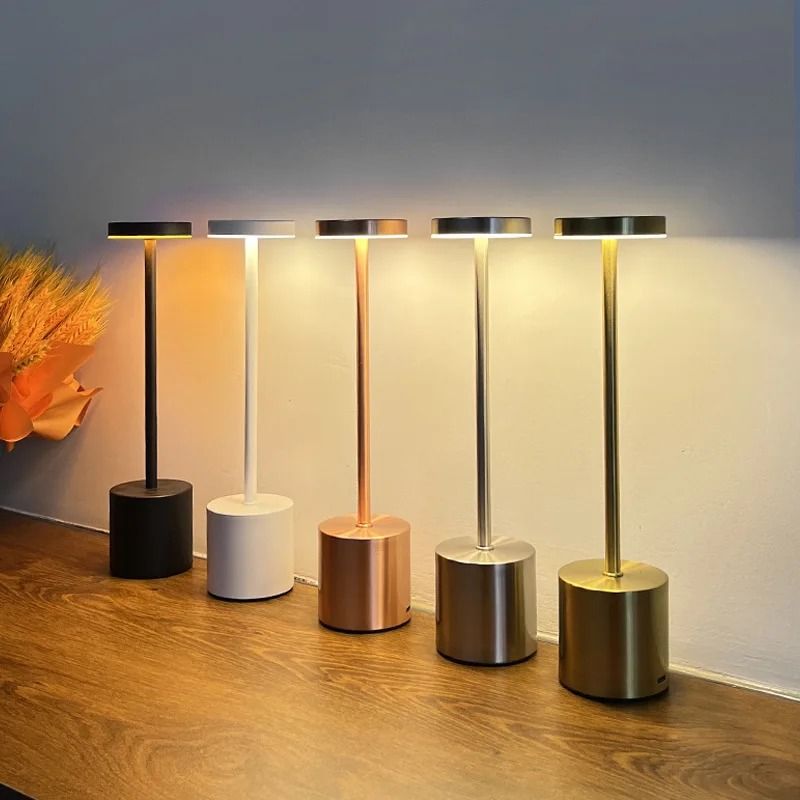 LED Table Lamp Hotel Wireless Rechargeable Desk Lamp Touch Switch Table Lamp Metal Retrolight for Bedroom Living Room Restaurant （分類：燈飾）位於 Hong Kong。 由 flavioduka55511 提交（商品編號 1463143553，圖片 2）。簡介： Is Smart Device:no Luminous Flux:249-2000 High-concerned chemical:none Plug Type:None Frame Color:black Is Include PCBA:Y Nominal Voltage:5V Body Color:black Warranty:1 Is Batteries Included:Yes Shade Direction:up Finish:Polished Steel Is Bulbs Included