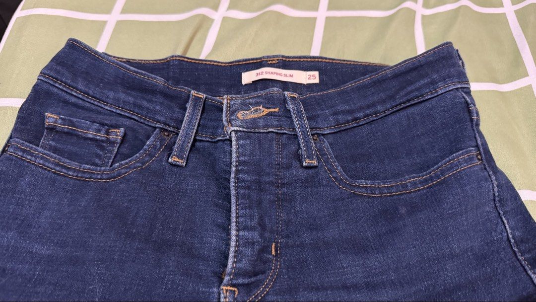 LEVI’S 312 SHAPING SLIM size 25 (Category: Jeans) located in Quezon City. Submitted by ubwyk (Listing ID 1463196793, Image 3). Description: personally owned randomly used last price posted.